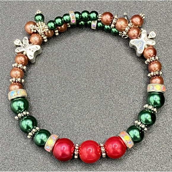 Red & Green Faux Pearl with Gingerbread Men Memory Wire Bracelet by Neanie-Bot - Picture 1 of 2